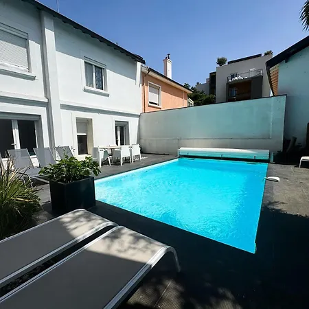 Twenty With Pool Lyon فيلة